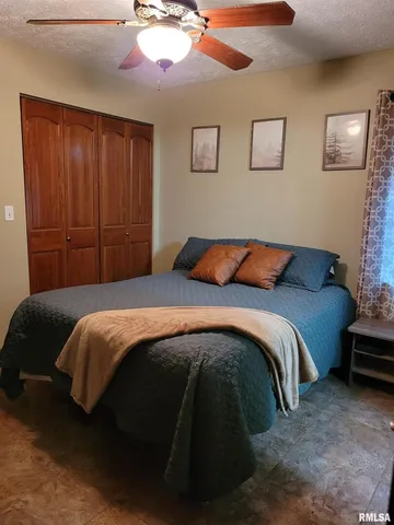 $300,000 | 19650 North Pisque Lane, Woodlawn, IL 62898