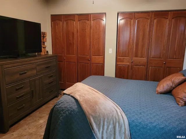 $300,000 | 19650 North Pisque Lane, Woodlawn, IL 62898