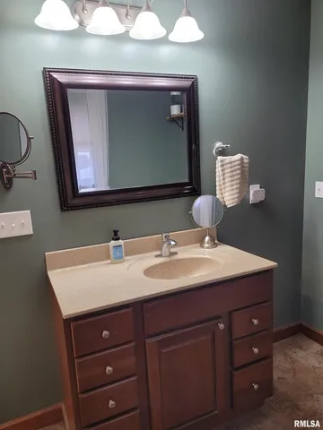 $300,000 | 19650 North Pisque Lane, Woodlawn, IL 62898