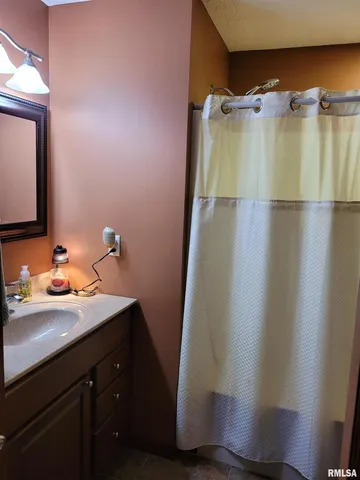 $300,000 | 19650 North Pisque Lane, Woodlawn, IL 62898