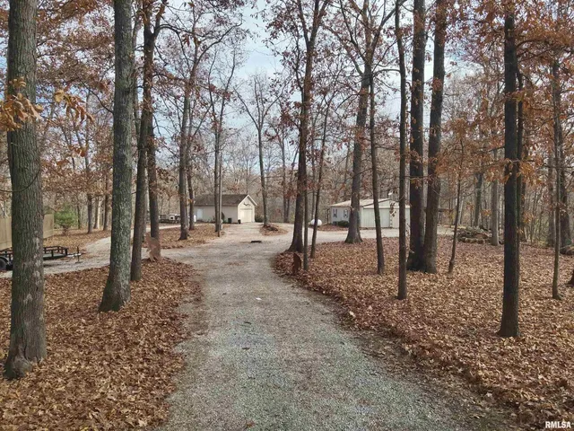 $300,000 | 19650 North Pisque Lane, Woodlawn, IL 62898