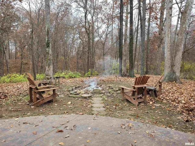 $300,000 | 19650 North Pisque Lane, Woodlawn, IL 62898