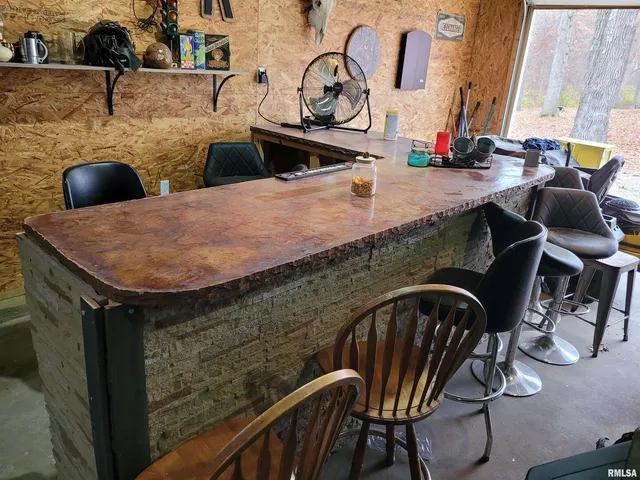 $300,000 | 19650 North Pisque Lane, Woodlawn, IL 62898