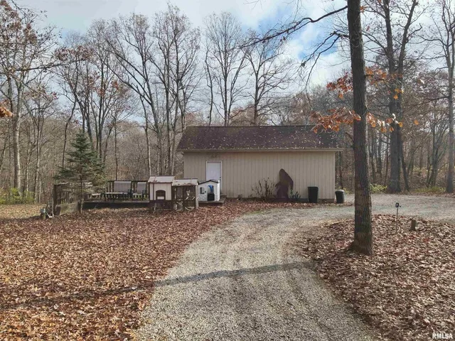 $300,000 | 19650 North Pisque Lane, Woodlawn, IL 62898