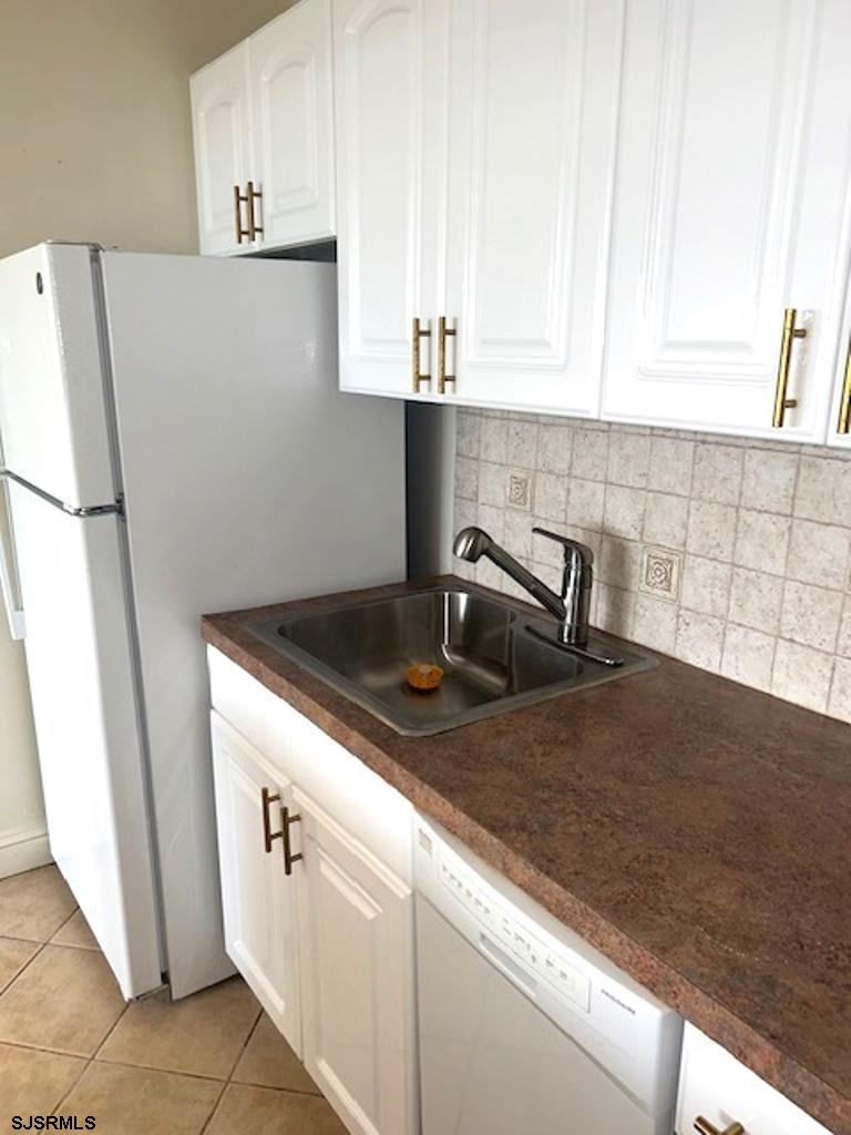 101 South Raleigh Avenue, Unit 320 Atlantic City, NJ 08401 - Photo 11 of 28 a kitchen with granite countertop a sink and a refrigerator