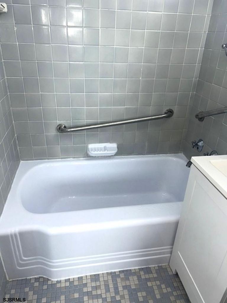101 South Raleigh Avenue, Unit 320 Atlantic City, NJ 08401 - Photo 19 of 28 a bathroom with a bathtub