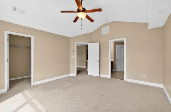a view of empty room with a ceiling fan