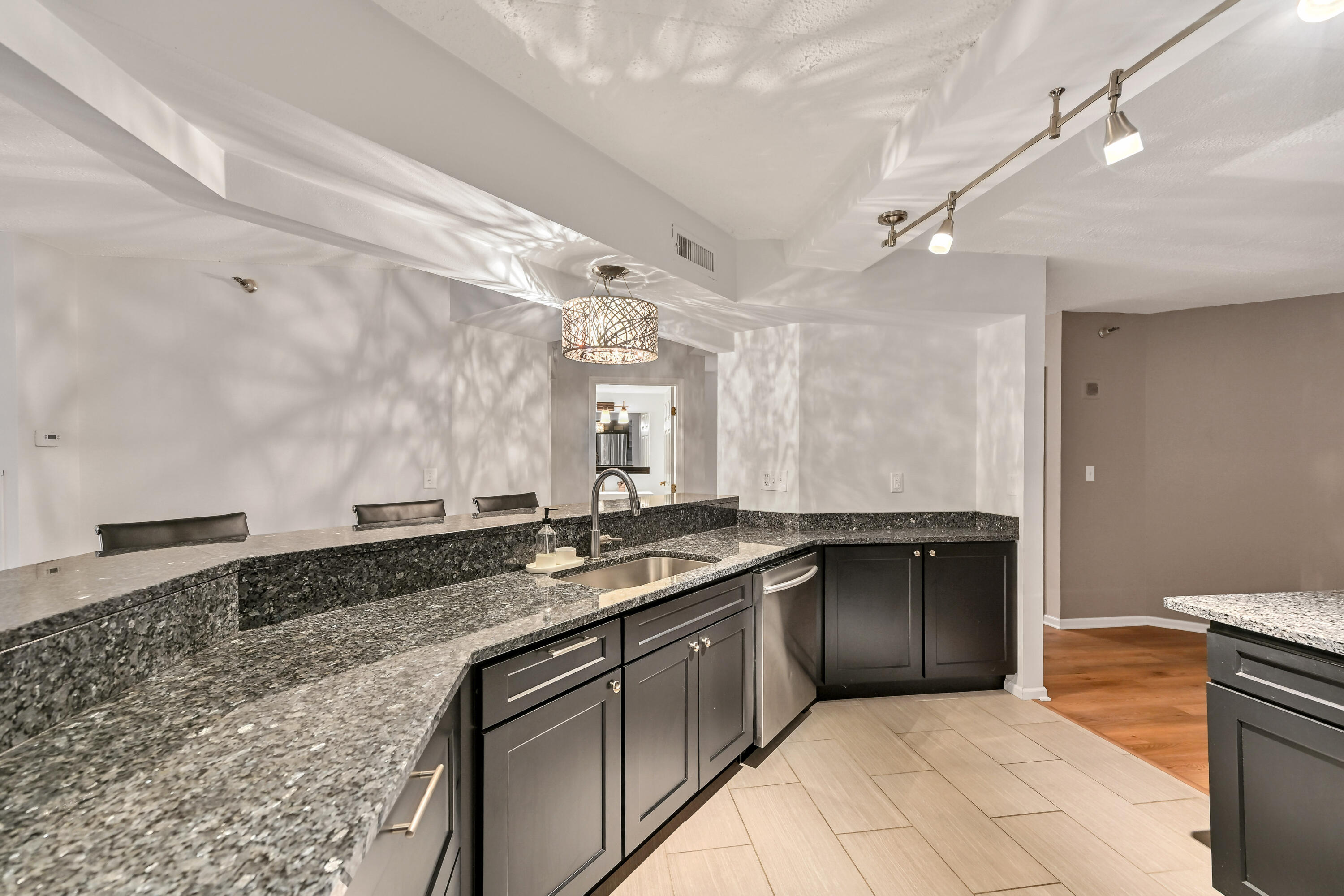 270 East Highland Avenue, Unit 1011 Milwaukee, WI 53202 - Photo 7 of 39 Quartz Countertops