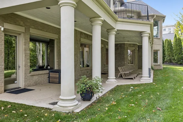 a view of a backyard with pathway