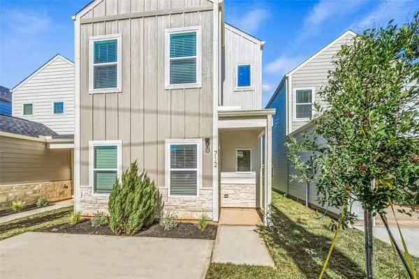 $1,725 | 712 West Dallas Street, Conroe, TX 77301