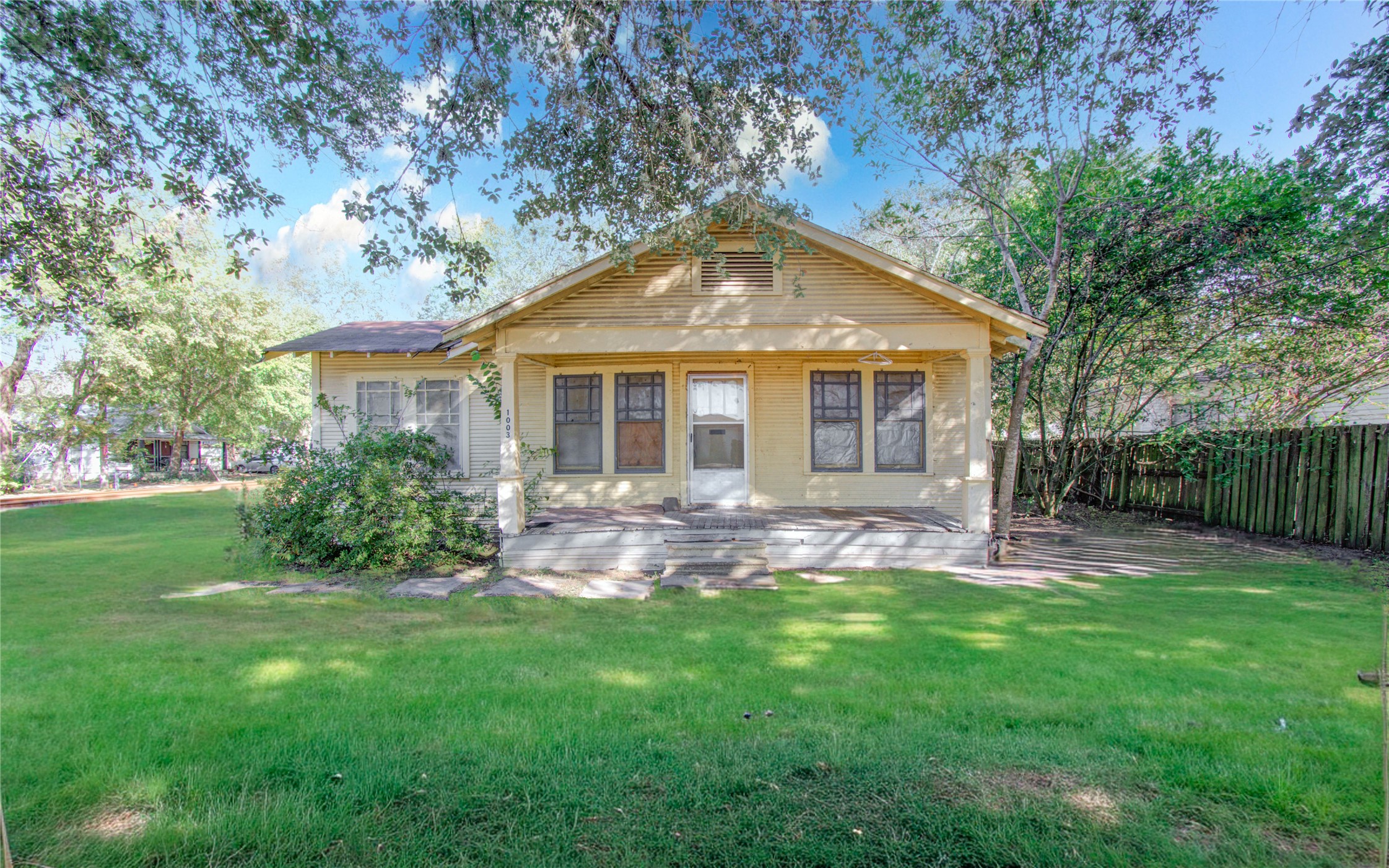 1003 Prairie Street Columbus, TX 78934 - Photo 4 of 29 a front view of house with yard and green space