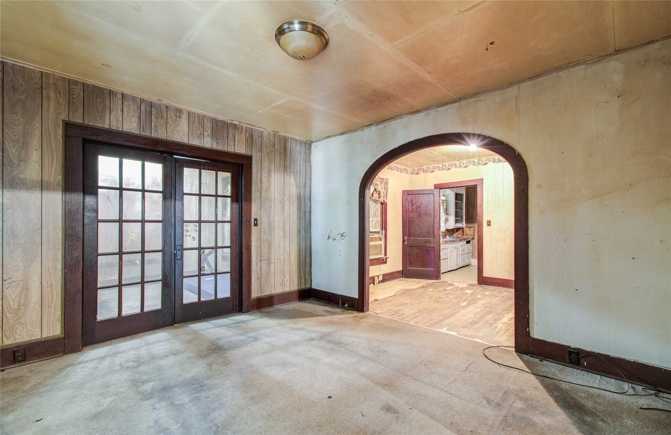 1003 Prairie Street Columbus, TX 78934 - Photo 5 of 29 an empty room with windows