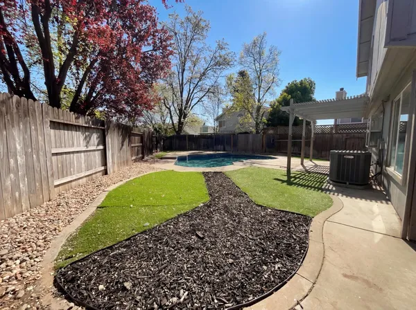 a view of a backyard