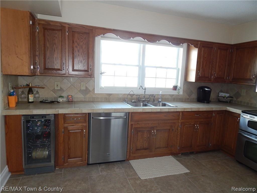 12257 Coldwater Road Flushing, MI 48433 - Photo 14 of 41 DSCN9352.JPG