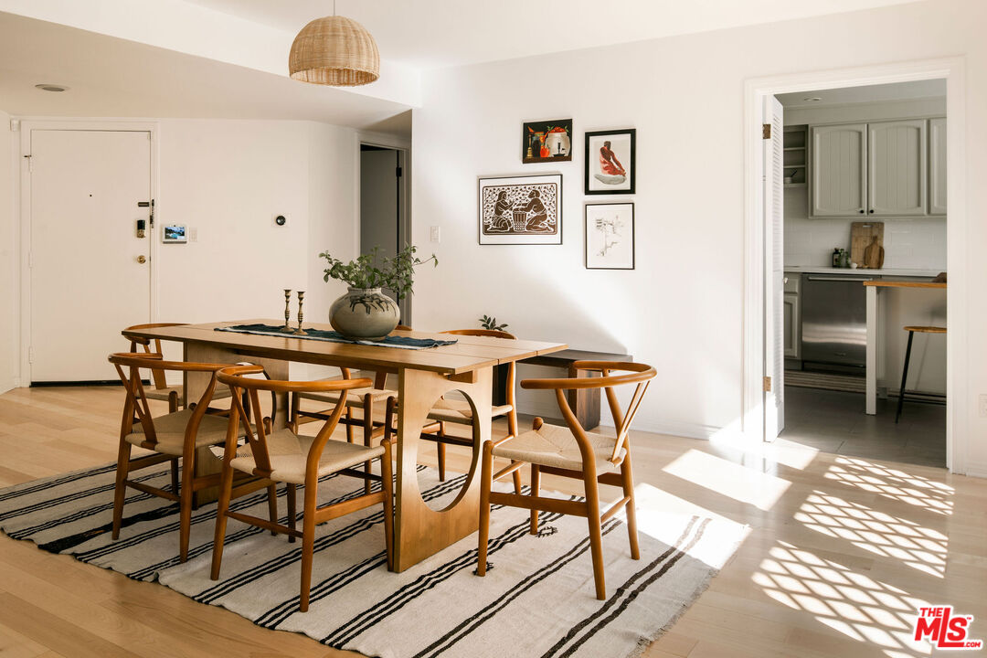 1014 9th Street, Unit 4 Santa Monica, CA 90403 - Photo 2 of 38 a dining room that has a table and chairs in it