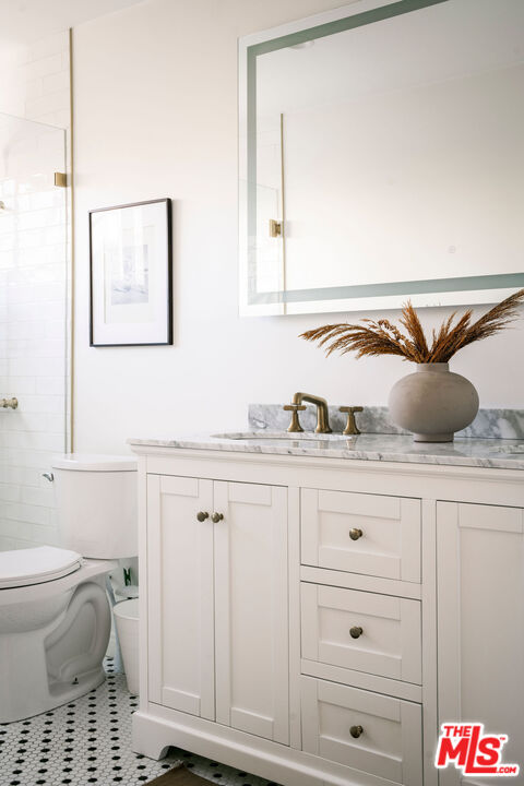 1014 9th Street, Unit 4 Santa Monica, CA 90403 - Photo 29 of 38 a bathroom with a toilet a sink and a mirror