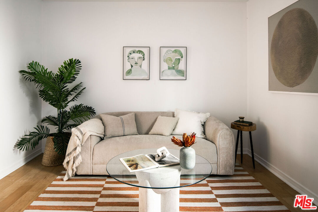 1014 9th Street, Unit 4 Santa Monica, CA 90403 - Photo 33 of 38 a living room with furniture and a potted plant