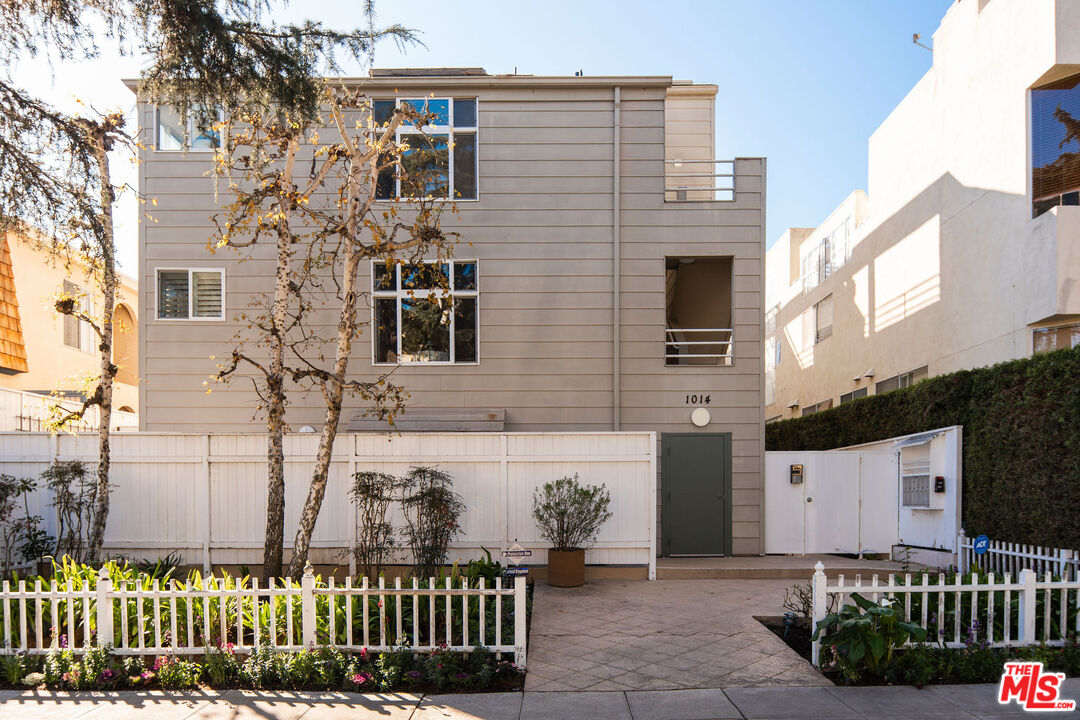 1014 9th Street, Unit 4 Santa Monica, CA 90403 - Photo 36 of 38 a front view of a house with a fence