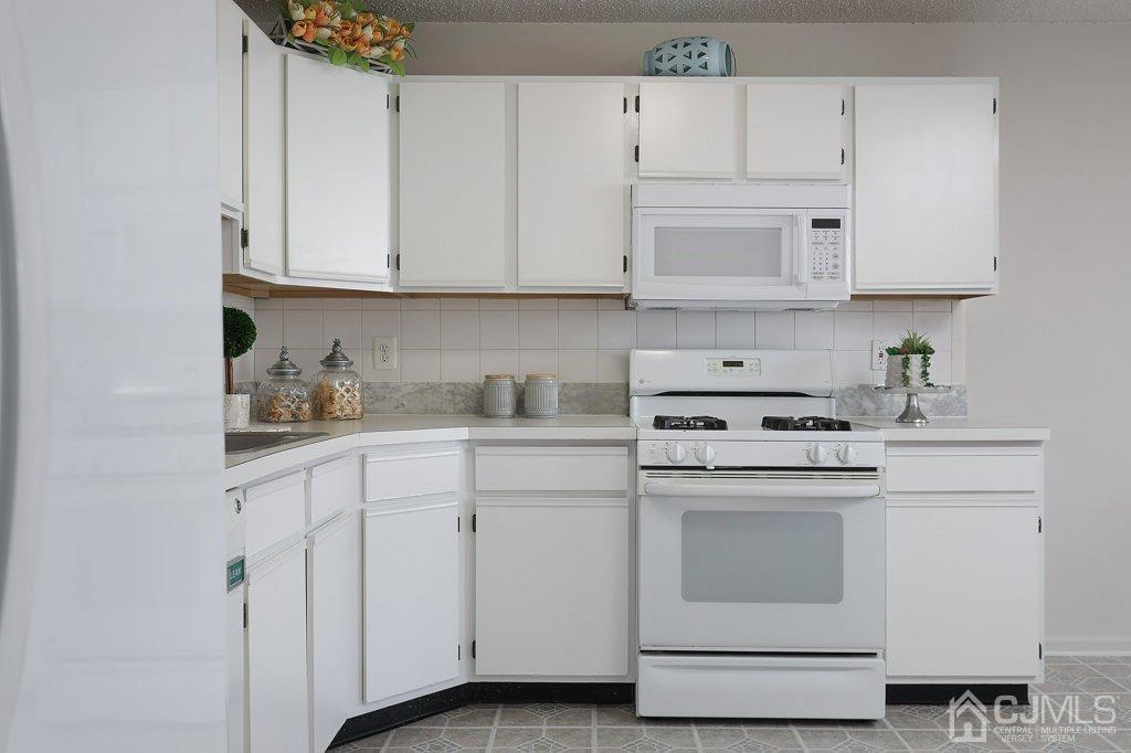 247 Prestwick Way Edison, NJ 08820 - Photo 8 of 32 Gallery Image 8