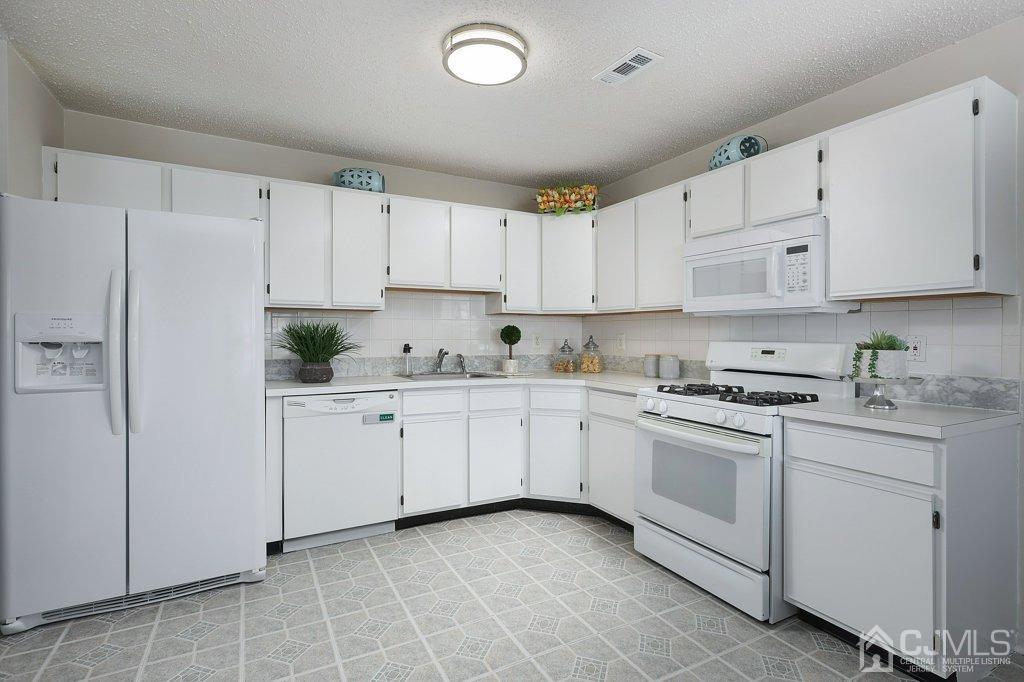 247 Prestwick Way Edison, NJ 08820 - Photo 9 of 32 Gallery Image 9