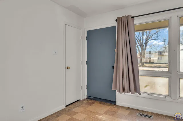 $159,000 | 5512 Southwest 18th Terrace, Topeka, KS 66604