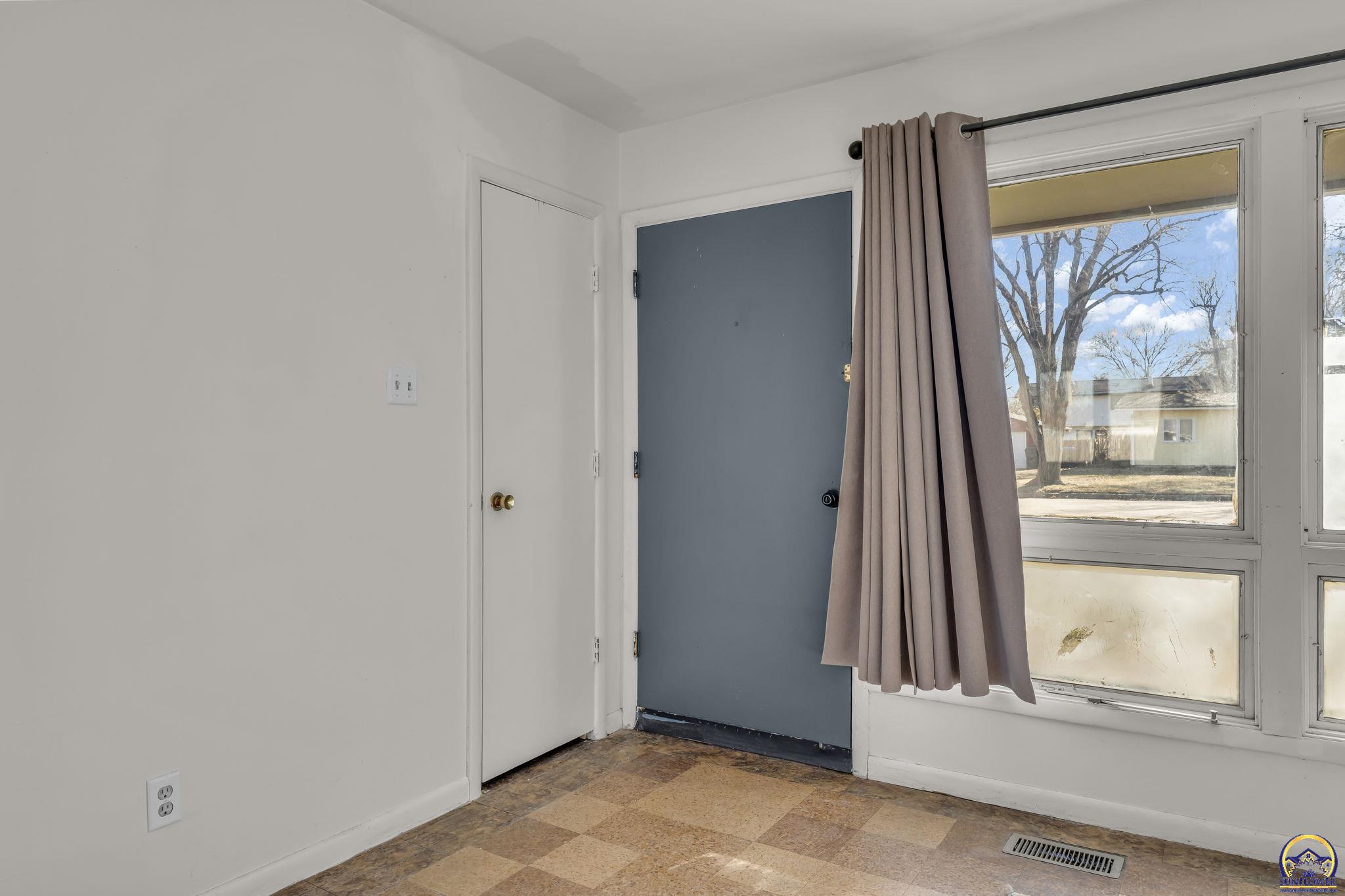 5512 Southwest 18th Terrace Topeka, KS 66604 - Photo 12 of 29