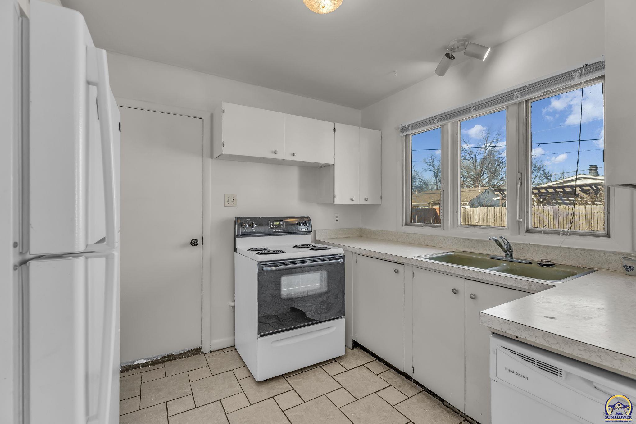 5512 Southwest 18th Terrace Topeka, KS 66604 - Photo 14 of 29