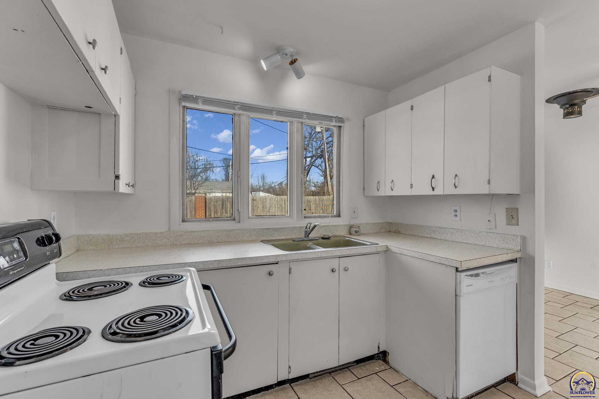 5512 Southwest 18th Terrace Topeka, KS 66604 - Photo 15 of 29