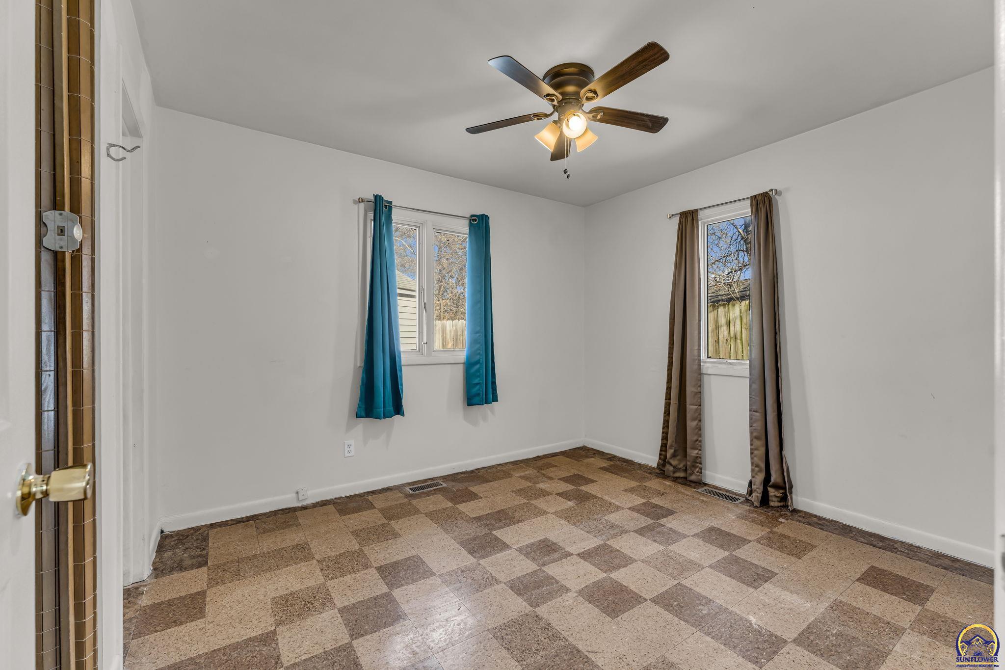 5512 Southwest 18th Terrace Topeka, KS 66604 - Photo 18 of 29