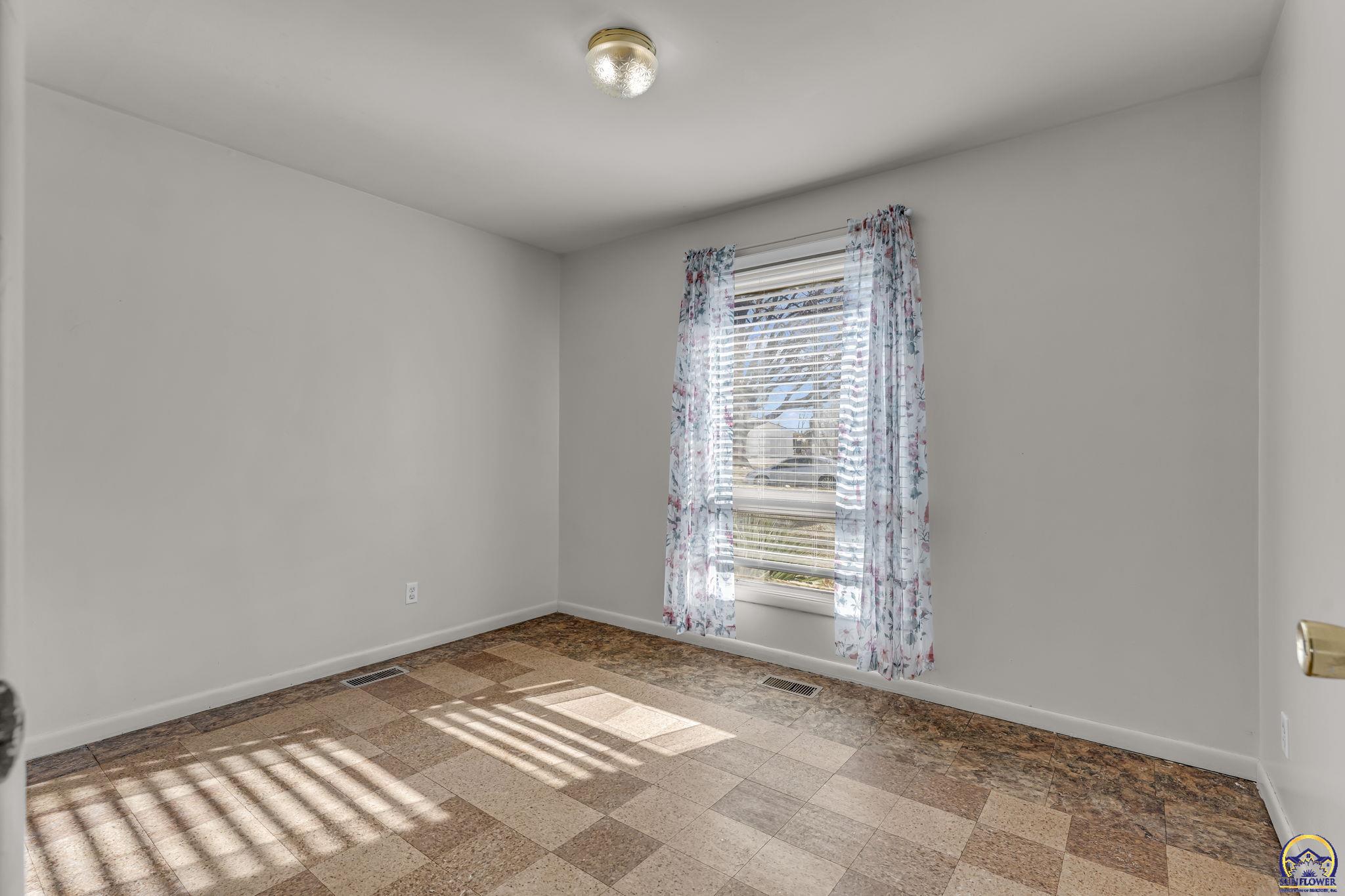 5512 Southwest 18th Terrace Topeka, KS 66604 - Photo 21 of 29