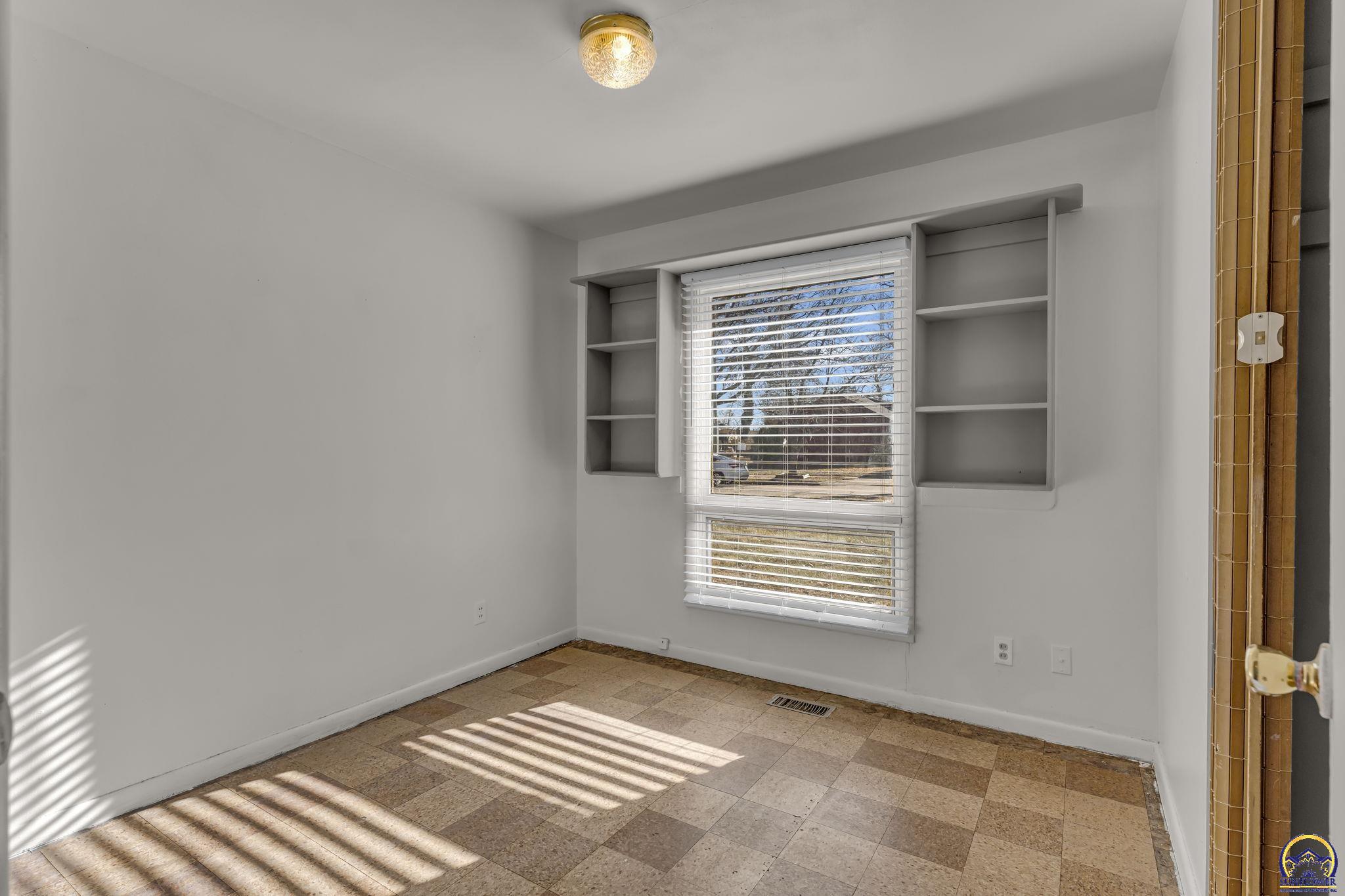 5512 Southwest 18th Terrace Topeka, KS 66604 - Photo 22 of 29