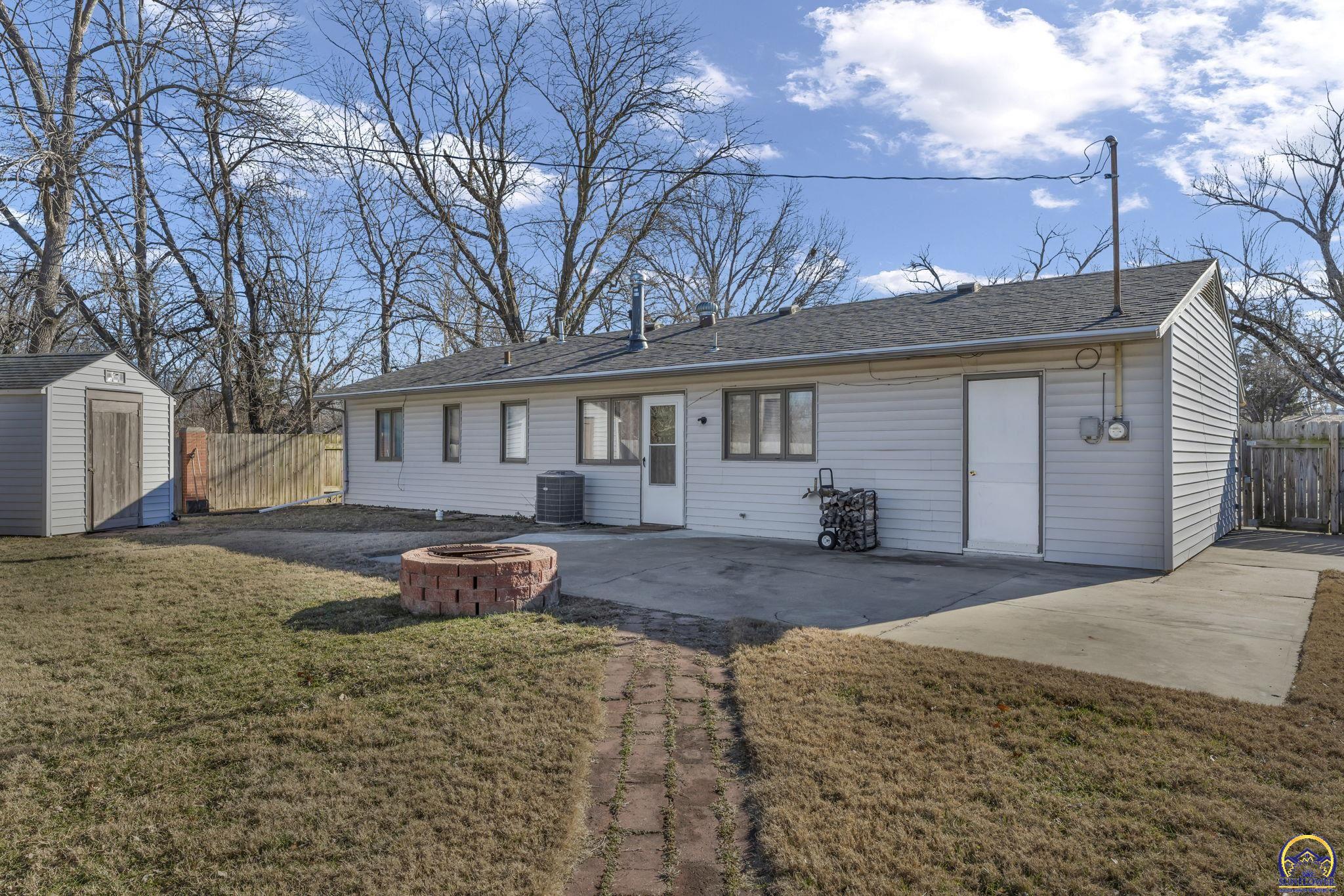 5512 Southwest 18th Terrace Topeka, KS 66604 - Photo 5 of 29
