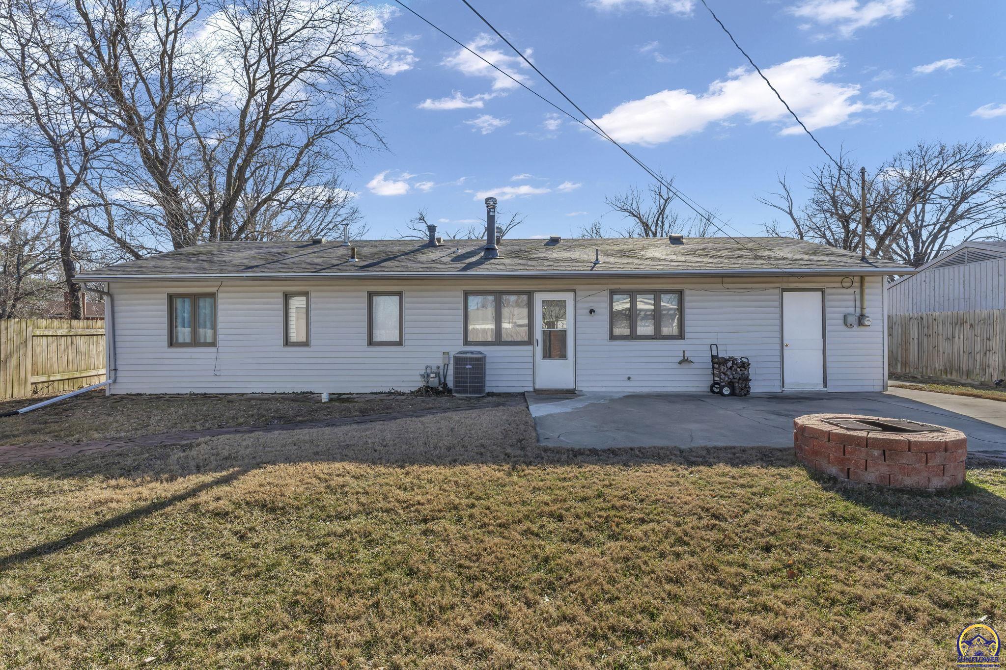 5512 Southwest 18th Terrace Topeka, KS 66604 - Photo 8 of 29
