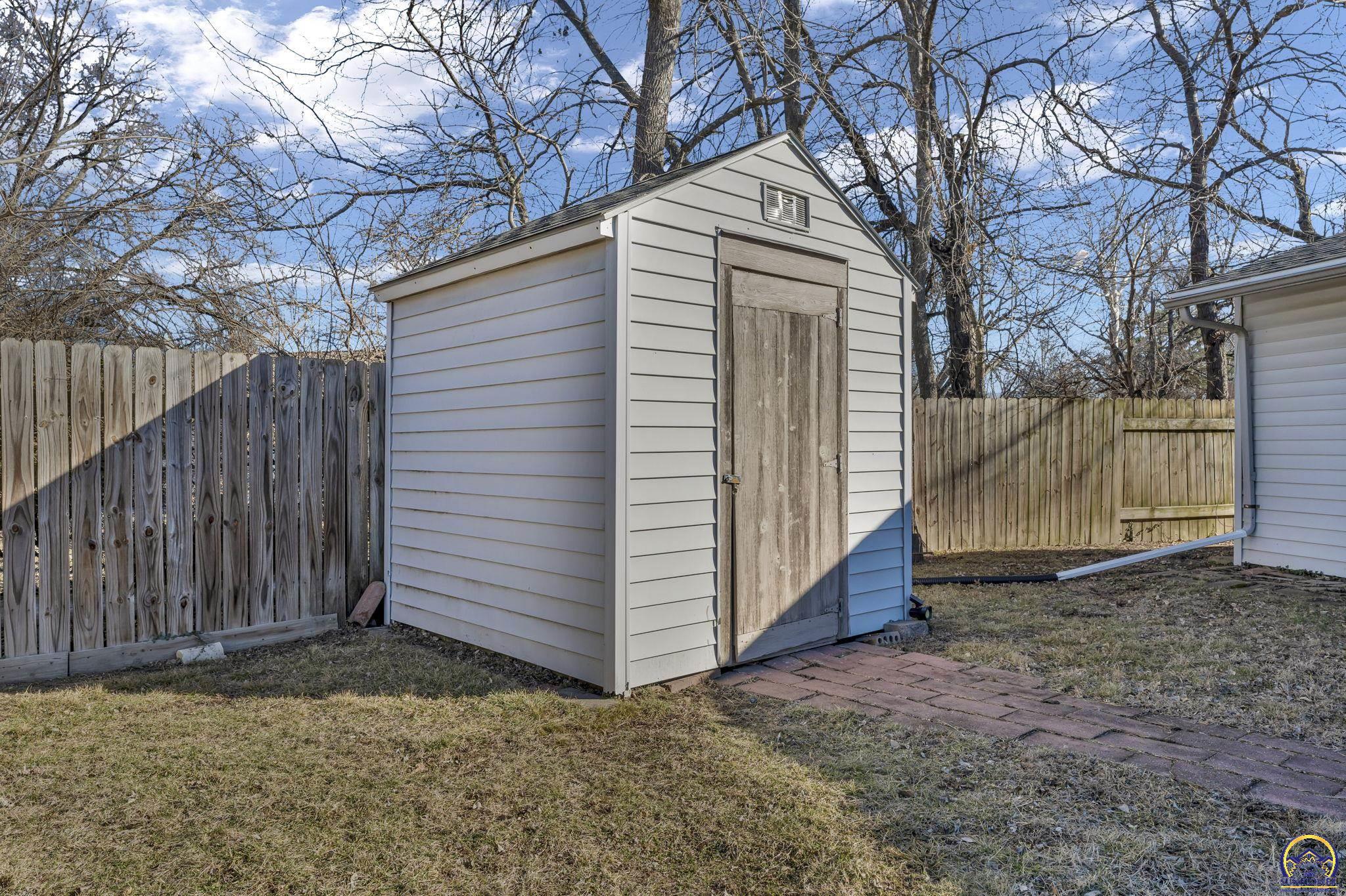 5512 Southwest 18th Terrace Topeka, KS 66604 - Photo 9 of 29