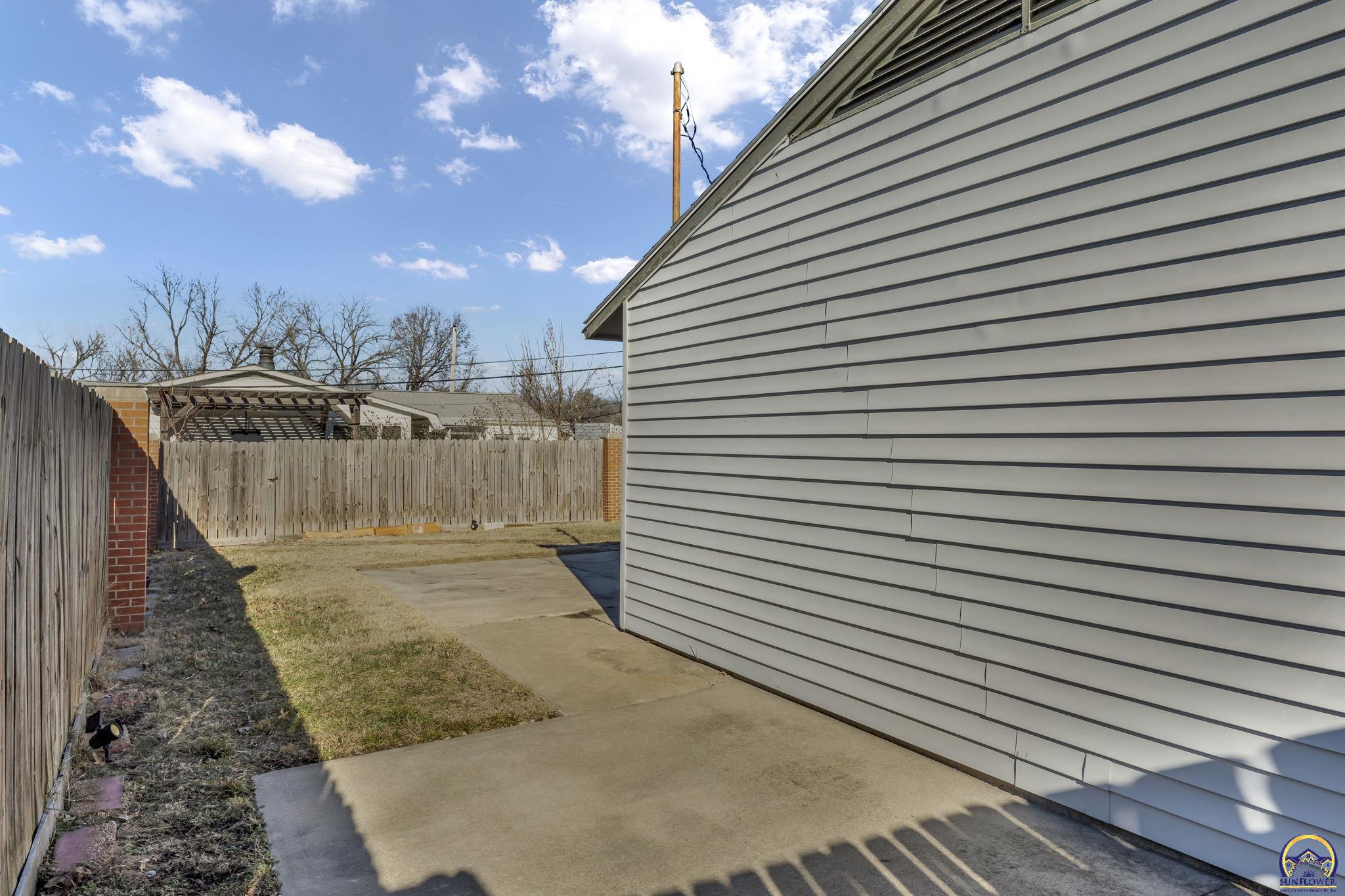 5512 Southwest 18th Terrace Topeka, KS 66604 - Photo 10 of 29