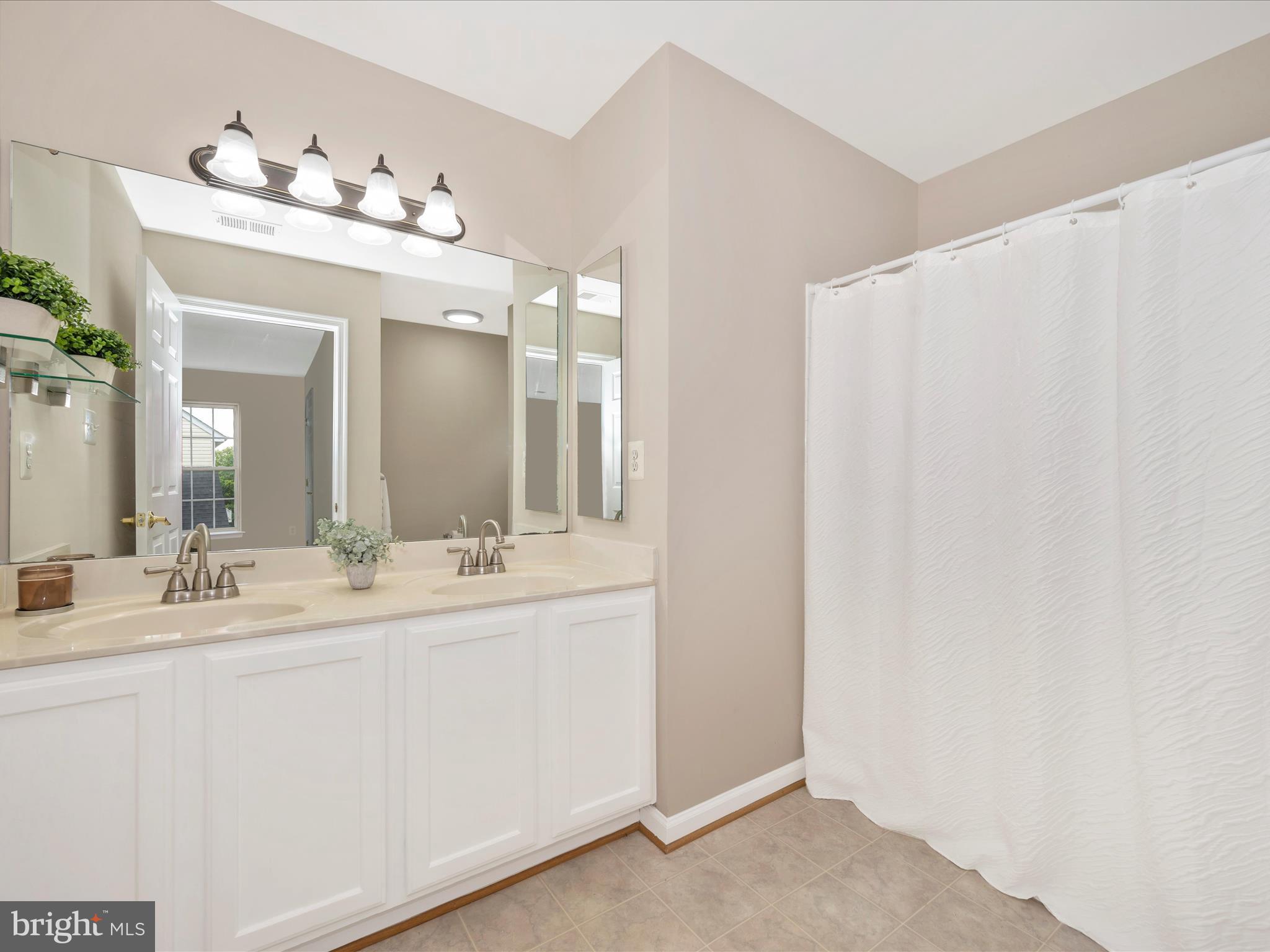 18845 Porterfield Way Germantown, MD 20874 - Photo 24 of 48 Primary Bathroom