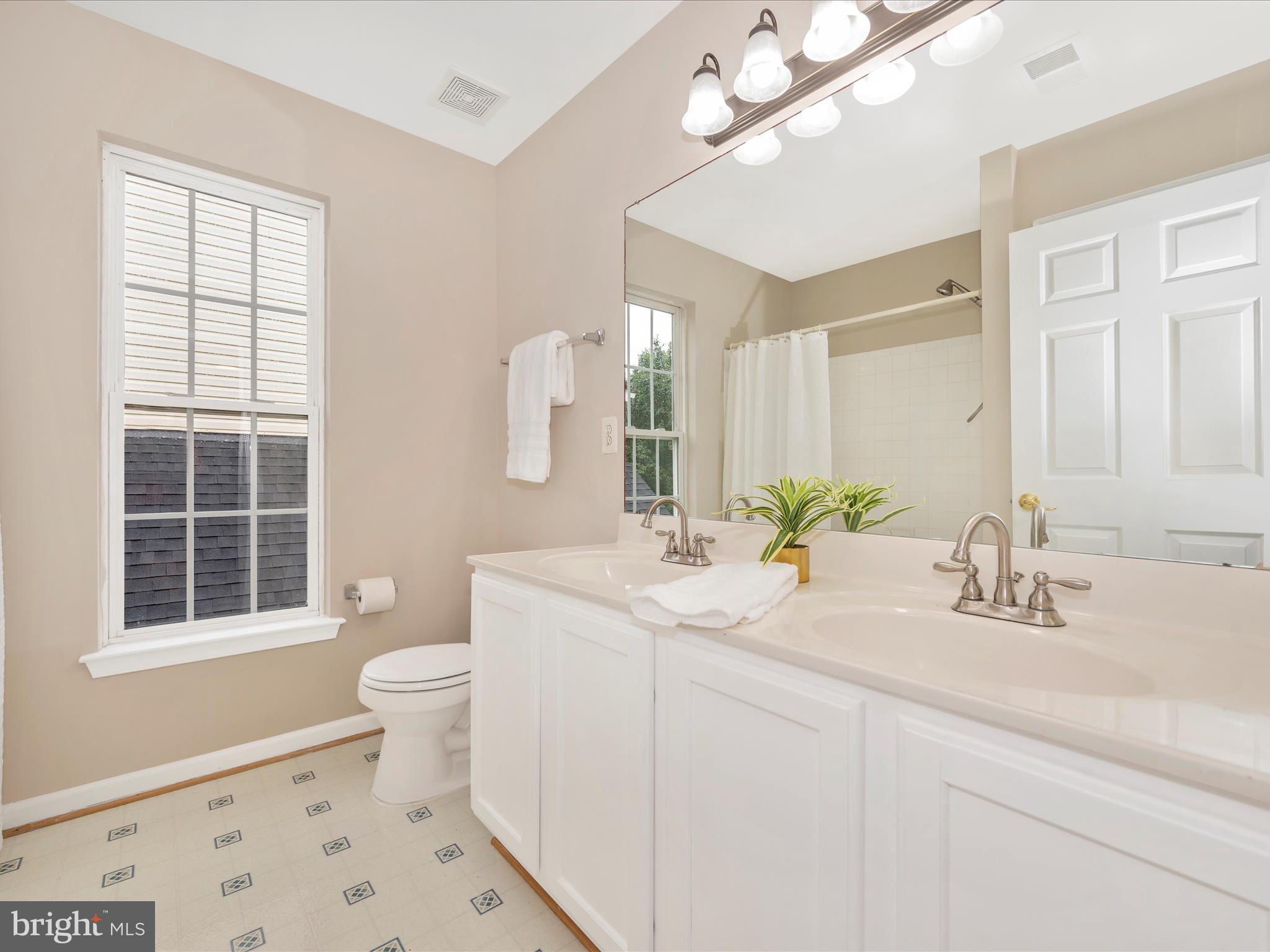 18845 Porterfield Way Germantown, MD 20874 - Photo 28 of 48 Bathroom