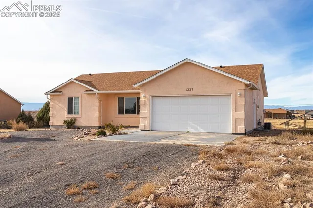a view of a house with backyard