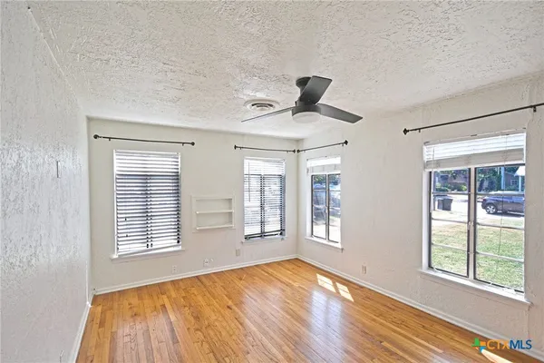 $2,200 | 268 East Mill Street, New Braunfels, TX 78130