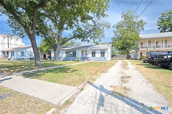 $2,200 | 268 East Mill Street, New Braunfels, TX 78130