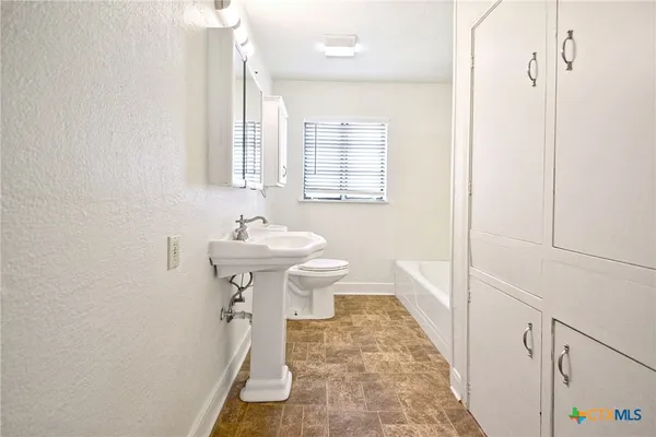 $2,200 | 268 East Mill Street, New Braunfels, TX 78130