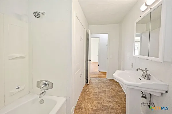 $2,200 | 268 East Mill Street, New Braunfels, TX 78130