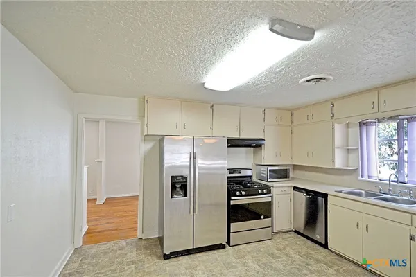 $2,200 | 268 East Mill Street, New Braunfels, TX 78130