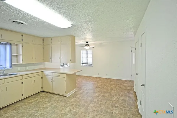 $2,200 | 268 East Mill Street, New Braunfels, TX 78130