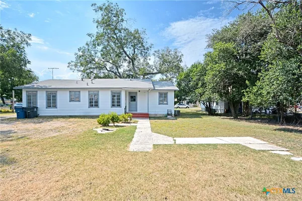 $2,200 | 268 East Mill Street, New Braunfels, TX 78130