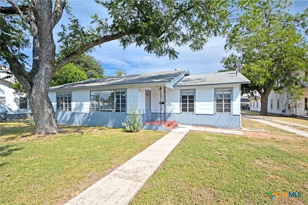 $2,200 | 268 East Mill Street, New Braunfels, TX 78130