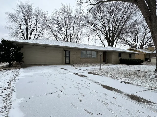 $199,999 | 2408 16th Avenue, Sterling, IL 61081