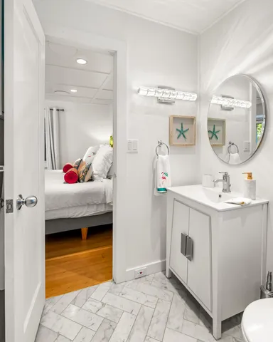 a en suite bathroom with a sink and a mirror
