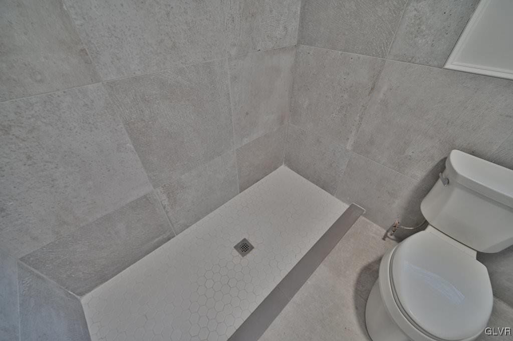 139 Winter Hill Road Effort, PA 18330 - Photo 22 of 50 a bathroom with a toilet and a bathtub