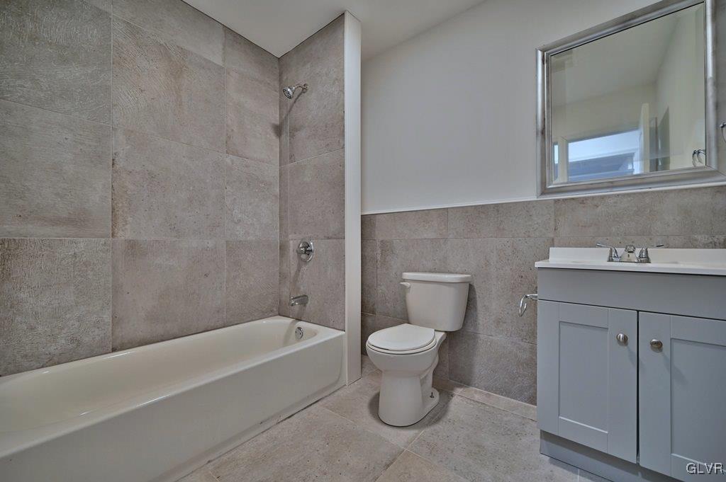 139 Winter Hill Road Effort, PA 18330 - Photo 32 of 50 a bathroom with a toilet a sink a mirror and bathtub